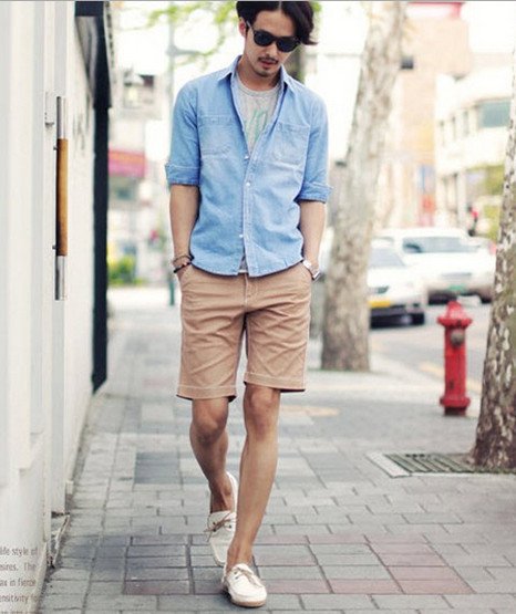 Giày lười trắng phối cùng quần Kaki ngắn và áo Denim