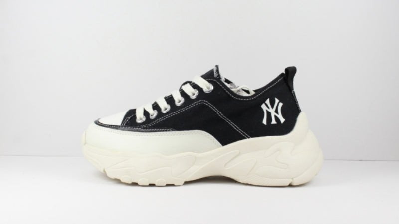 Giày MLB Chunky màu trắng kem với đế cao và logo NY