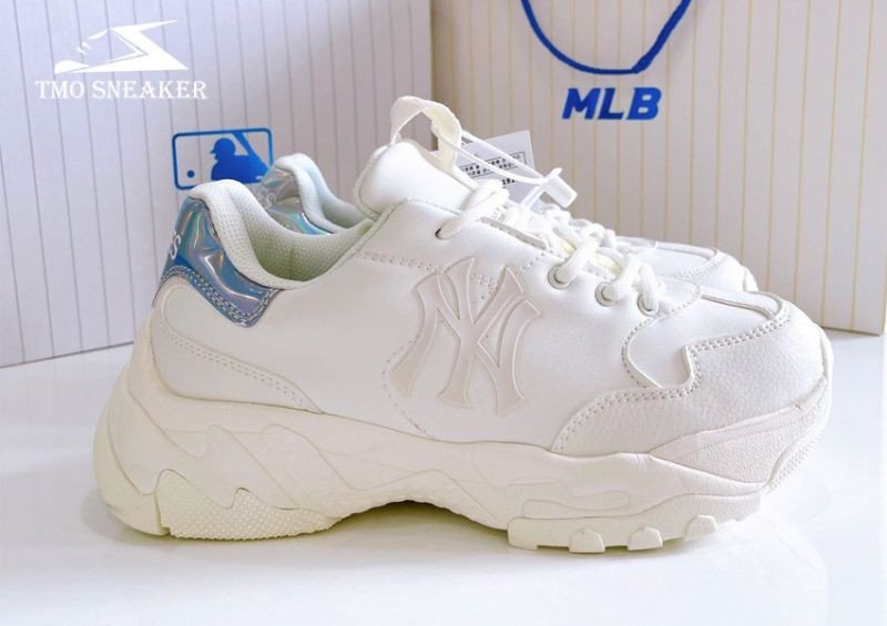 Giày MLB Hologram với thiết kế hầm hố và họa tiết mềm mại, một đôi giày thể thao hot 2025 gây sốt