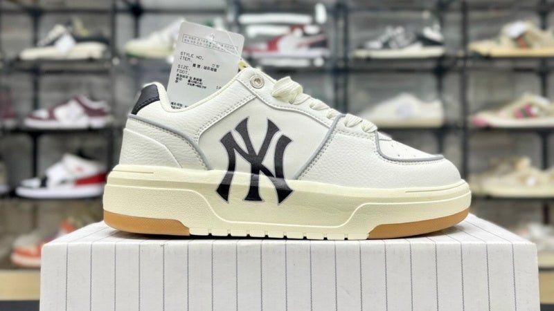 Giày MLB màu trắng với logo NY nổi bật mang phong cách thể thao