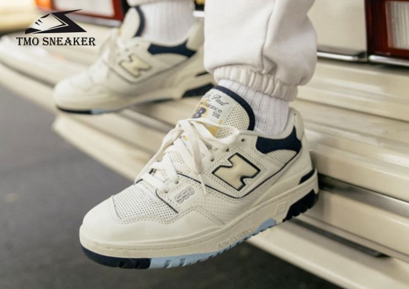Giày New Balance 550 với thiết kế thoải mái và đế dày, một mẫu giày thể thao hot 2025 được ưa chuộng