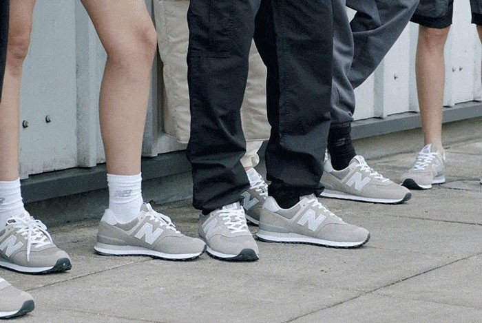 Giày New Balance 574 màu xám trên mặt đất tự nhiên