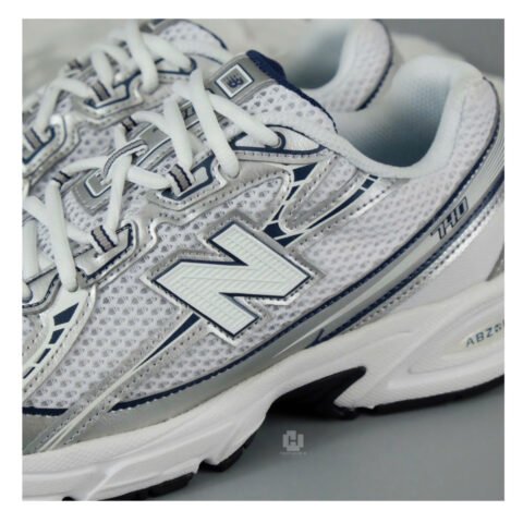 Giày New Balance 740 Silver White với thiết kế retro và logo N đặc trưng