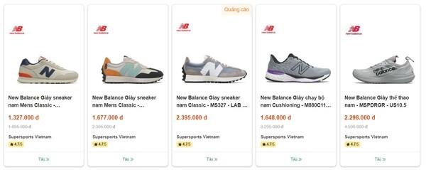 Giày New Balance chính hãng được trưng bày kèm bảng giá, thường có mức giá niêm yết rõ ràng và tương xứng với chất lượng