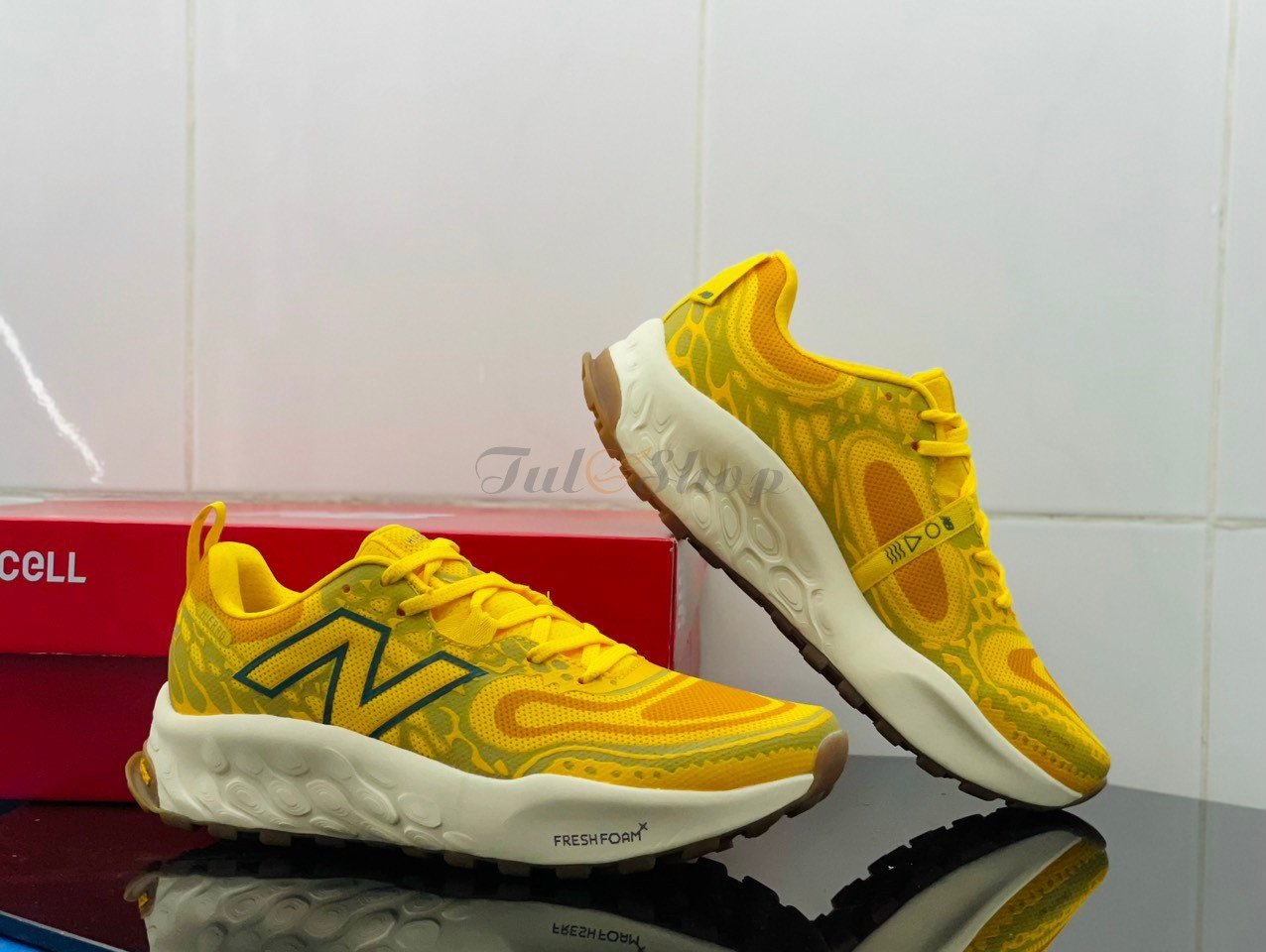 Giày New Balance Fresh Foam nữ màu vàng