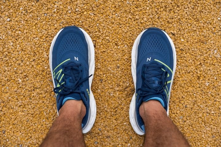 Giày New Balance Fresh Foam X More v4 được trưng bày, biểu thị sự sẵn có và giá trị.