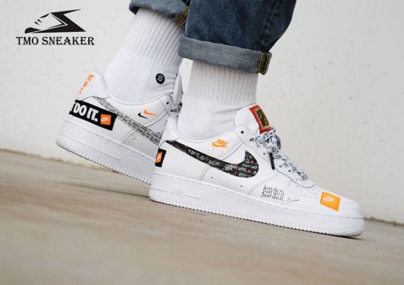 Giày Nike Air Force 1 Low Just Do It màu trắng với thông điệp mạnh mẽ, đại diện cho giày thể thao hot 2025