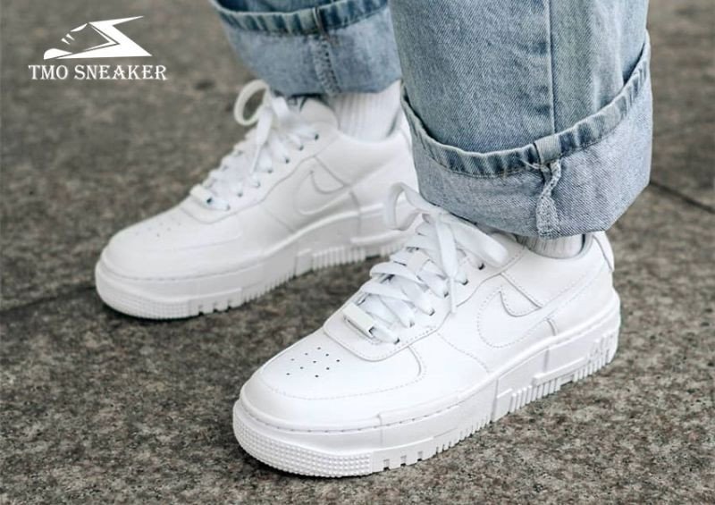 Giày Nike Air Force 1 màu trắng, một biểu tượng của giày thể thao hot 2025 dễ dàng phối đồ