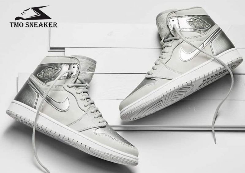 Giày Nike Air Jordan 1 CO JP Metallic Silver với màu bạc bóng loáng, một mẫu giày thể thao hot 2025 thể hiện sự sang trọng