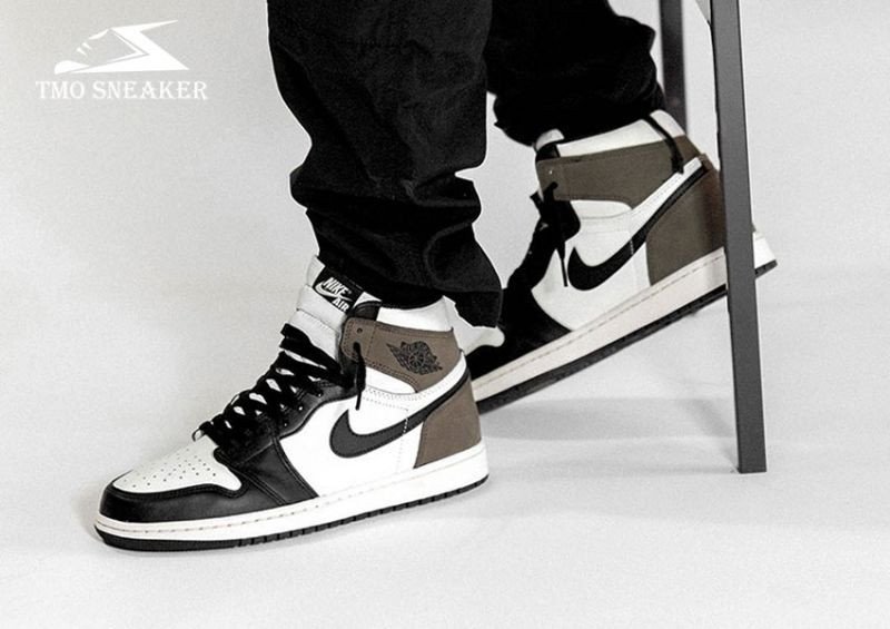 Giày Nike Air Jordan 1 Dark Mocha với tông màu nâu đất trầm ấm, một trong những giày thể thao hot 2025 cho phong cách mạnh mẽ