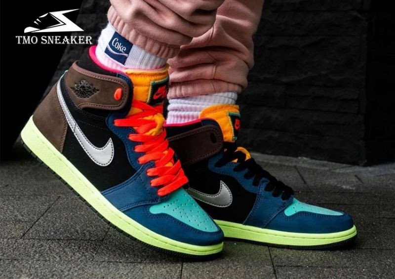 Giày Nike Air Jordan 1 High OG "Tokyo", lấy cảm hứng từ ánh đèn neon, một mẫu giày sneaker hot 2025 với nhiều màu sắc.