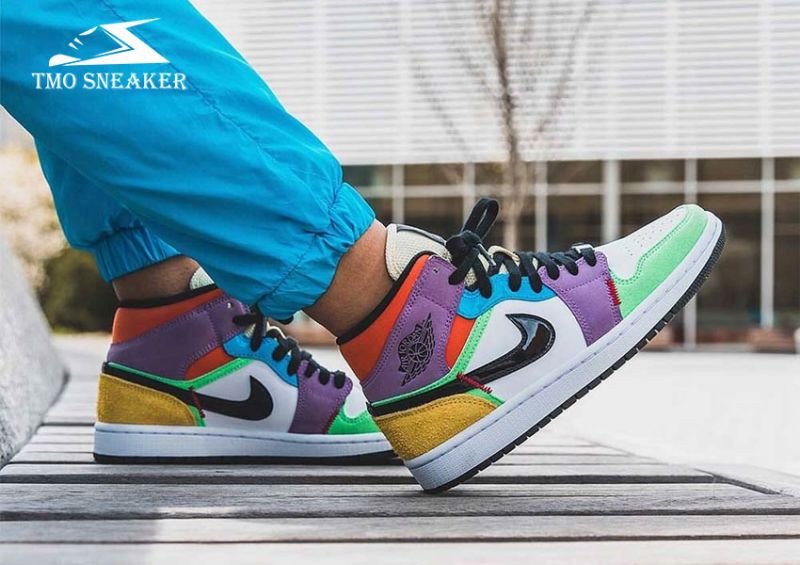Giày Nike Air Jordan 1 Mid Lightbulb với các gam màu tươi sáng, một lựa chọn giày thể thao hot 2025 đầy sức sống