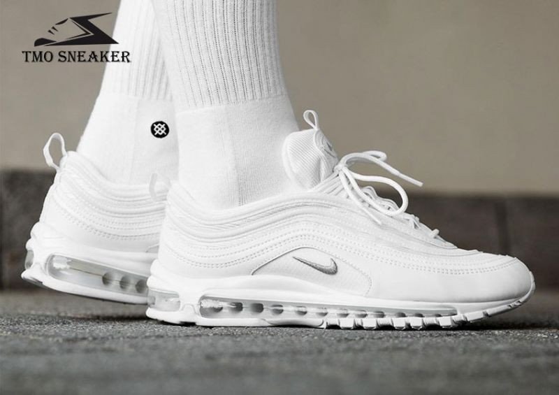 Giày Nike Air Max 97 Ultra 17 Triple White với thiết kế thể thao và phản quang, một trong những giày thể thao hot 2025
