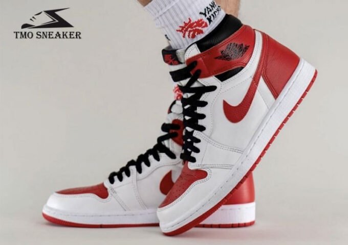 Giày Nike Jordan 1 phối màu đỏ đen, một trong những giày thể thao hot 2025 mang phong cách cổ điển