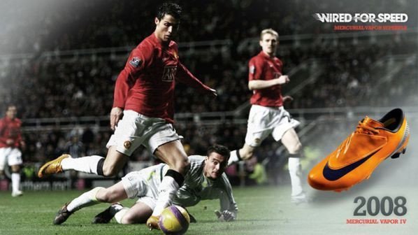 Giày Nike Mercurial Vapor 4 màu vàng cam của Ronaldo khi còn ở MU