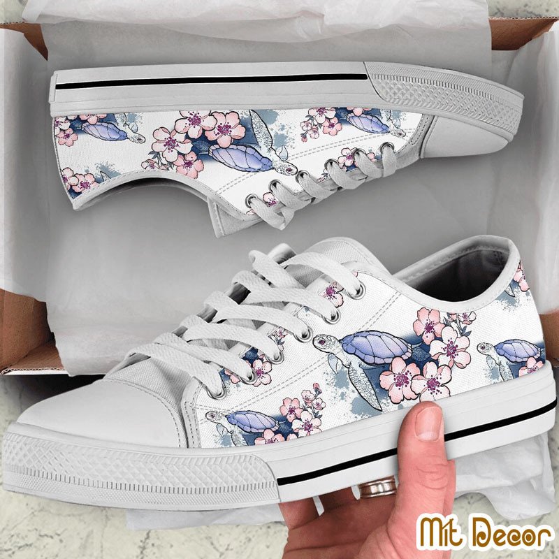 Giày nữ được vẽ họa tiết