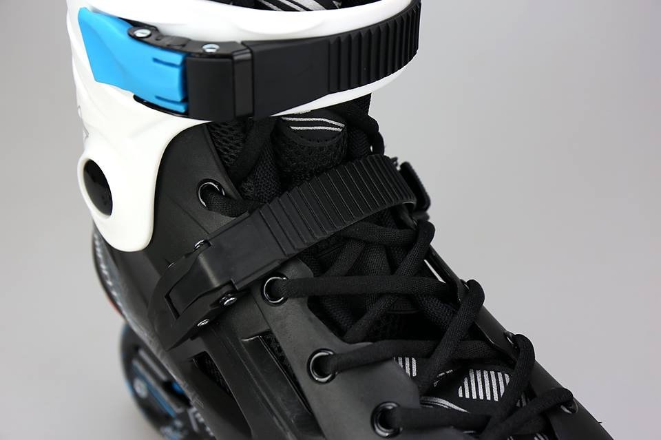 Giày patin Flying Eagle F1S với khóa thân gài nhựa chắc chắn