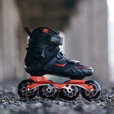 Giày patin người lớn Flying Eagle Drift 2.0 màu đen bạc, thiết kế chuyên nghiệp cho trượt slalom và slide.