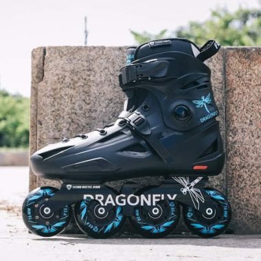 Giày patin người lớn Flying Eagle F3 Dragonfly màu đen với họa tiết cánh chim, biểu tượng tốc độ.