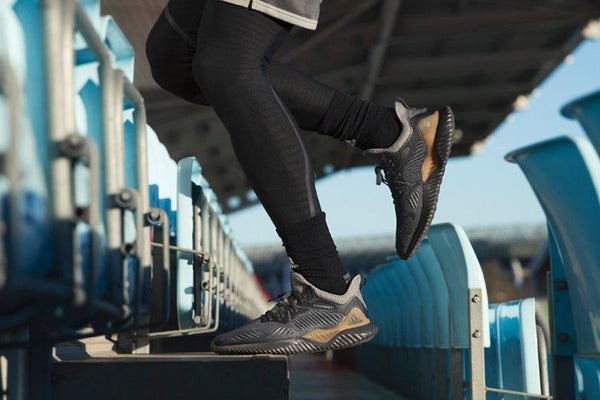 Giày phù hợp tập gym nam từ thương hiệu lớn như New Balance, Nike hoặc adidas luôn được đánh giá cao về độ bền.