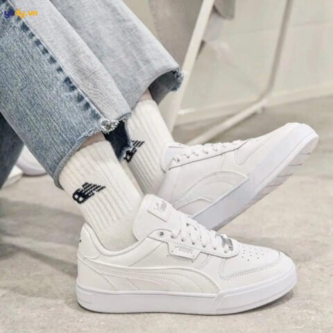 Giày Puma classic màu trắng trên nền đen