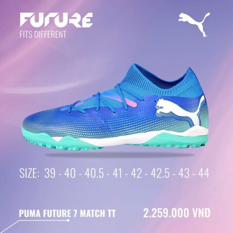 Giày Puma Future 7 Match TT màu xanh dương trên sân nhân tạo, thể hiện độ ôm và linh hoạt.