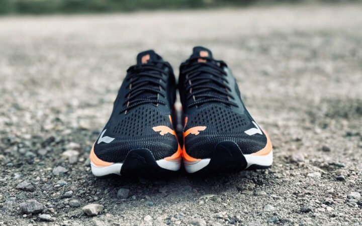 Giày Puma Velocity Nitro 3 màu trắng xanh nổi bật, nhìn từ góc nghiêng, sẵn sàng cho mọi buổi chạy.