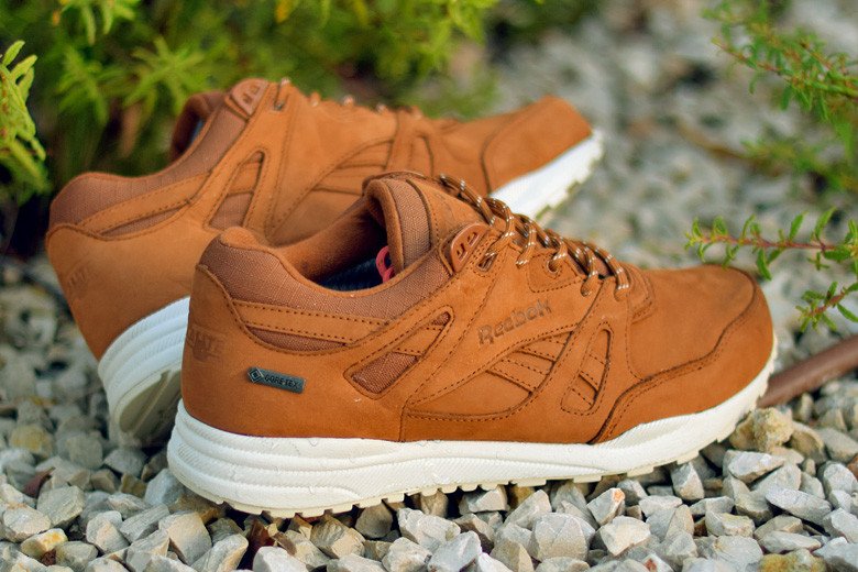 Giày Reebok Gore-Tex màu nâu, thể hiện công nghệ chống thấm nước ưu việt của giày thể thao Reebok chính hãng.