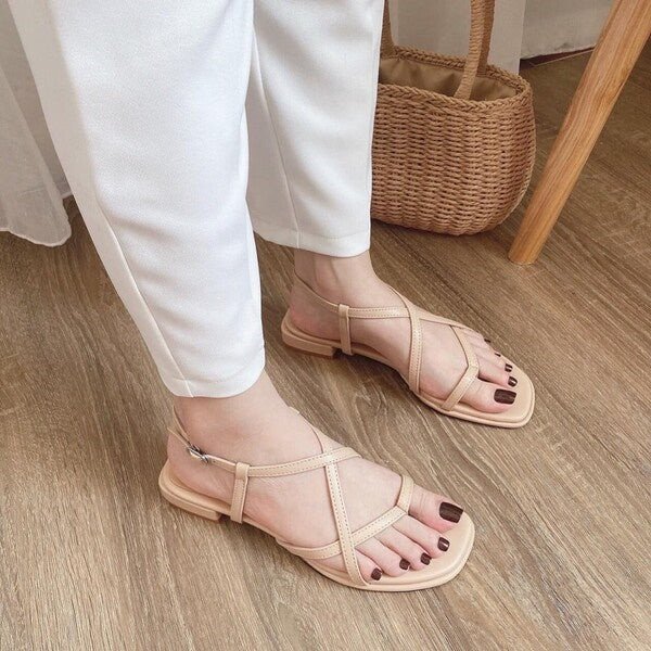 Giày sandal đế bệt màu đen, kiểu dáng cơ bản được nữ sinh cấp 3 ưa chuộng