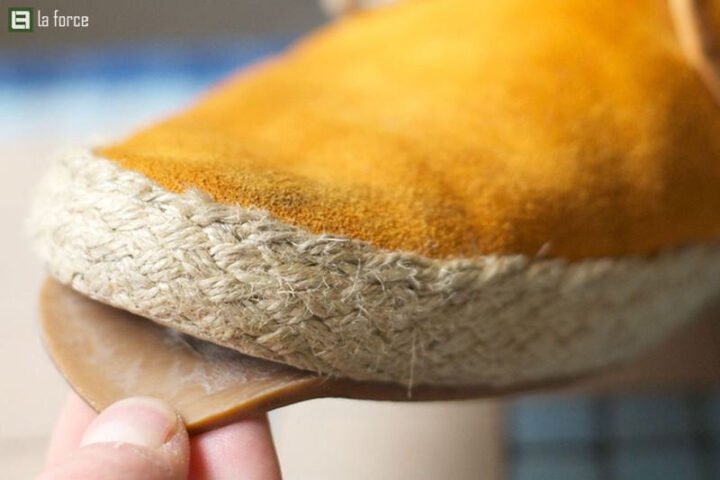 Giày sneaker bị bung đế do thiếu chăm sóc, minh họa nguyên nhân hở keo