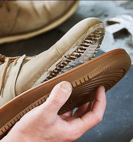 Giày sneaker bị hở keo đế cần dán lại
