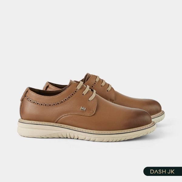 Giày sneaker da bê mềm mịn, có độ đàn hồi cao nhưng cần cẩn trọng tránh trầy xước.