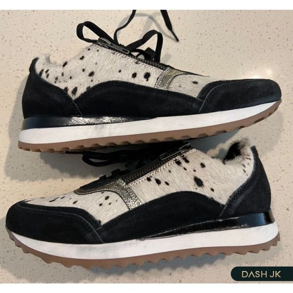 Giày sneaker da bò nguyên lông với lớp lông mịn tự nhiên, mềm mại và bền đẹp.