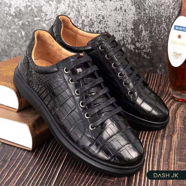 Giày sneaker da cá sấu sở hữu bề mặt đanh độc đáo, độ bền và đàn hồi vượt trội.