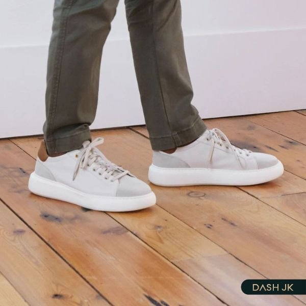 Giày sneaker da lộn với bề mặt nhám mịn, mang phong cách bụi bặm và sang trọng.