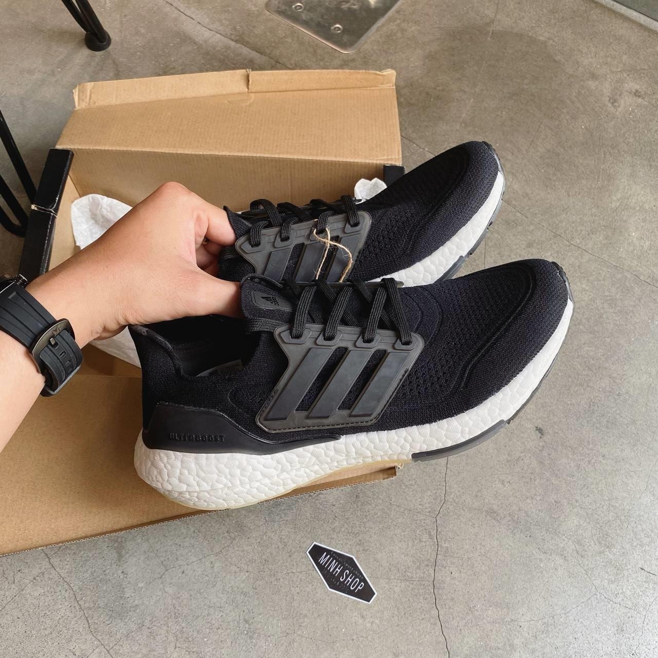 Giày sneaker đế cao nữ Adidas Ultra Boost 21 'Core Black' mang lại cảm giác nhẹ nhàng, thoải mái