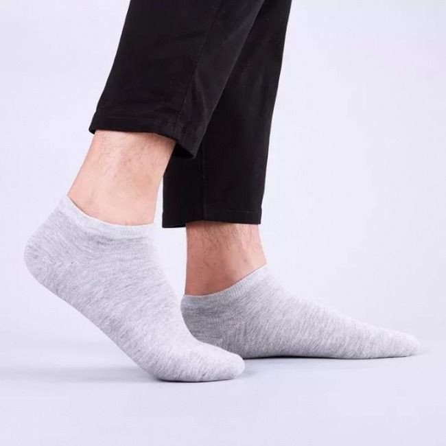 Giày sneaker đen phối cùng tất cổ thấp màu đen, tạo phong cách năng động hàng ngày