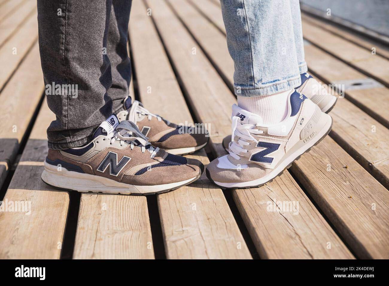 Giày sneaker đôi New Balance 574 cổ điển dễ phối đồ