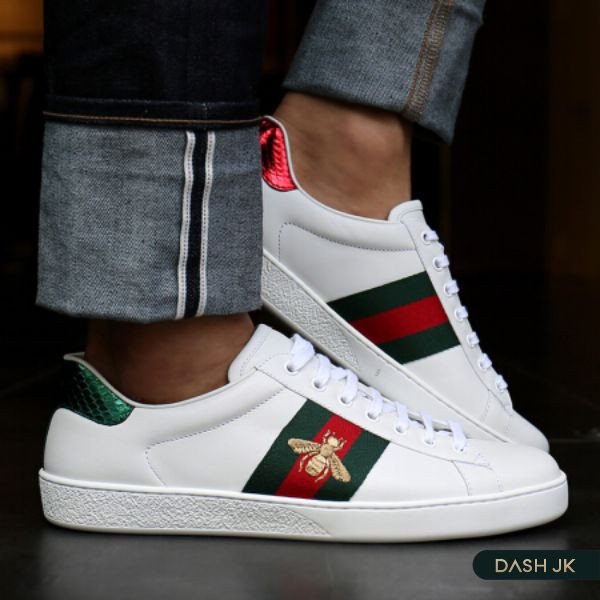 Giày sneaker Gucci da nhân tạo thêu hình con ong vàng, biểu tượng thời trang độc đáo.