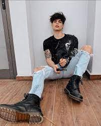 Giày sneaker Hoàng Phúc màu trắng đen kết hợp trang phục năng động cho giới trẻ.