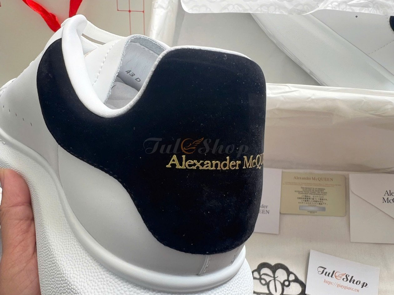 Giày sneaker hot 2024 Mcqueen trắng gót đen mang vẻ đẹp tối giản và đẳng cấp