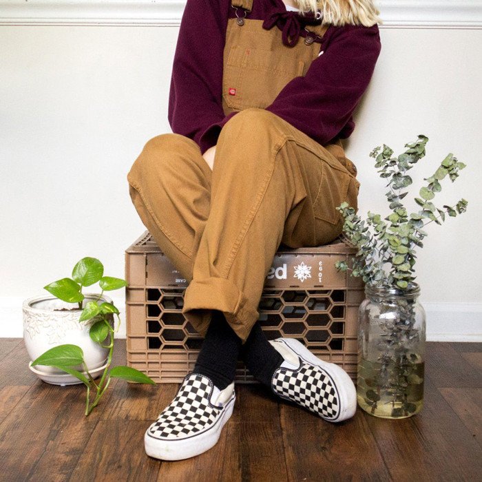 Giày sneaker không dây nữ cá tính kết hợp cùng quần yếm denim và áo hoodie