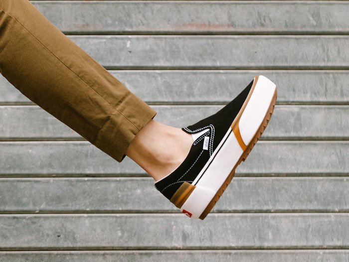 Giày sneaker không dây nữ trắng phối cùng váy hoa tạo phong cách mùa hè