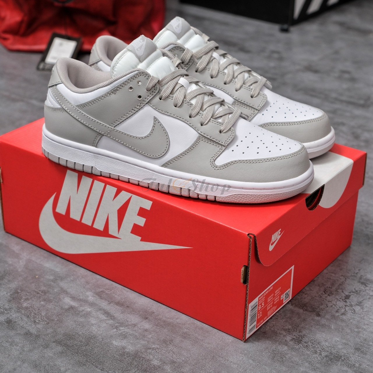 Giày sneaker nam Nike SB Dunk Low Grey Fog với màu xám bạc tinh tế