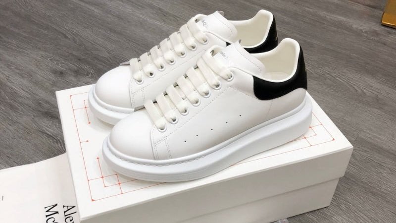 Giày sneaker nữ Alexander McQueen màu trắng đen với phong cách sang trọng