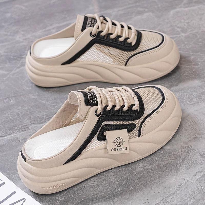 Giày sneaker nữ chính hãng màu đen, thiết kế thời trang, đảm bảo sự thoải mái tối đa.