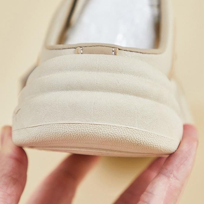 Giày sneaker nữ chính hãng với đế nhẹ, mang lại cảm giác êm ái khi di chuyển.