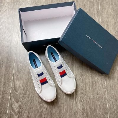 giày sneaker Tommy Hilfiger nữ màu trắng Anni với logo đặc trưng, thể hiện phong cách năng động