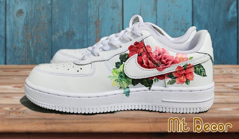 Giày sneaker trắng với họa tiết hoa hồng tinh xảo, ví dụ về sự kết hợp độc đáo khi vẽ giày anime nữ