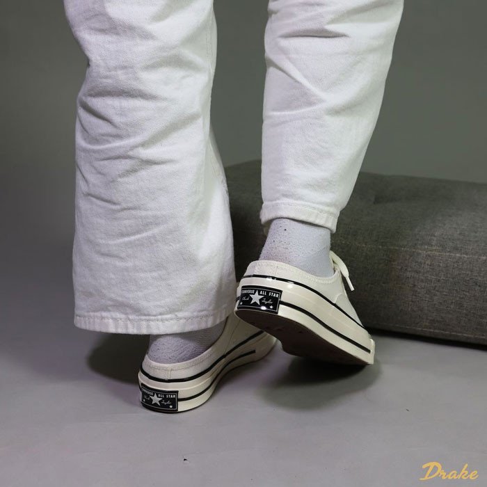 Giày sục Converse nữ màu đen kết hợp quần jean, thể hiện cá tính